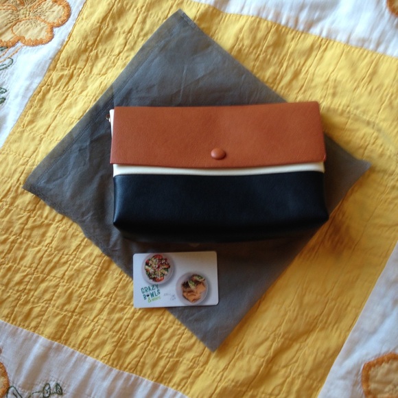 Street Level Handbags - NWOT Street Level Faux Leather Clutch Purse
